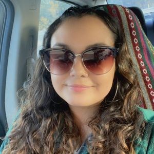 Meet your Posher, Adriana